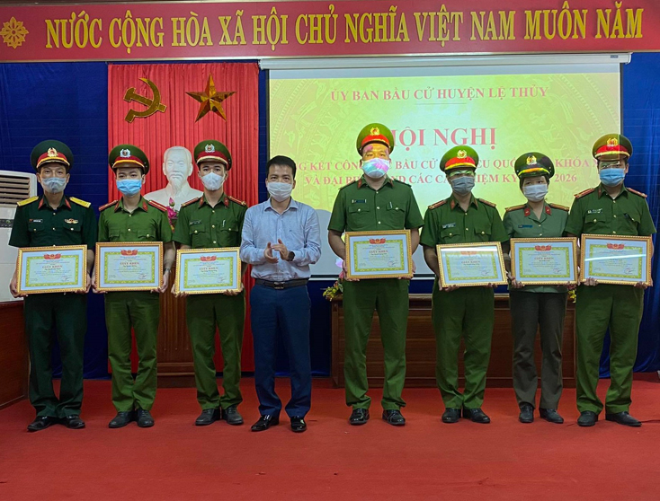 Lãnh đạo huyện Lệ Thủy trao thưởng cho các cá nhân