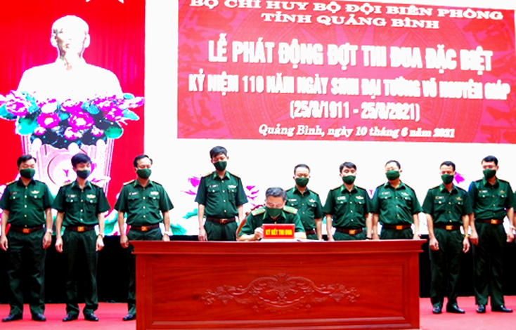 Đại diện các phòng, Văn phòng, đơn vị thuộc BĐBP tỉnh ký kết giao ước thi đua.