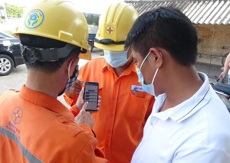Hướng dẫn khách hàng cài app EVNCPC CSKH để theo dõi sản lượng điện tiêu thụ.