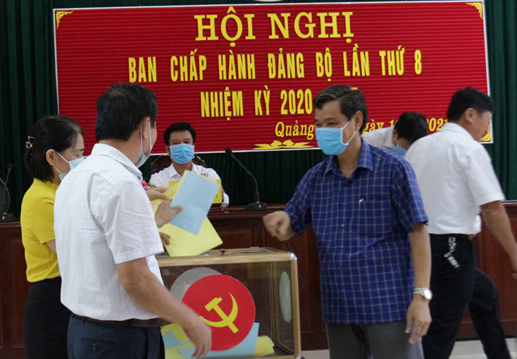 Các đại biểu bỏ phiếu giới thiệu nhân sự tái ứng cử chức danh Phó Chủ tịch HĐND, Phó Chủ tịch UBND huyện nhiệm kỳ 2021-2026.