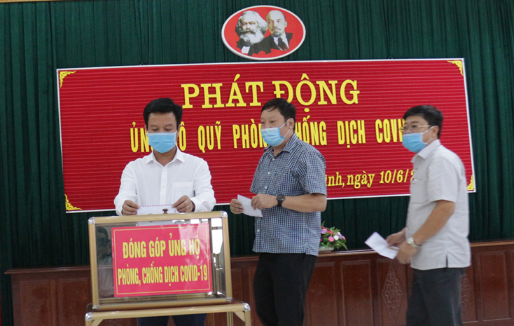 Các đại biểu tham gia ủng hộ Quỹ Phòng, chống dịch Covid-19.