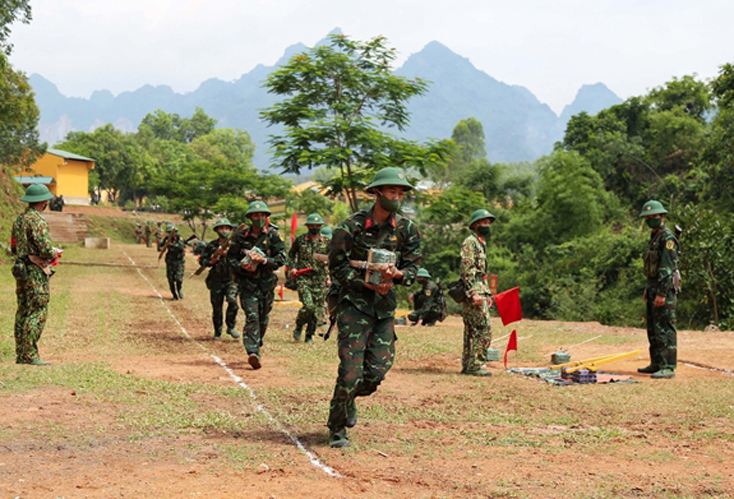 Chiến sĩ mới Trung đoàn 141, Sư đoàn 3, Quân khu 1 cơ động thực hành nội dung kiểm tra đánh lượng nổ sau 3 tháng huấn luyện. Ảnh: BÙI HIỆP