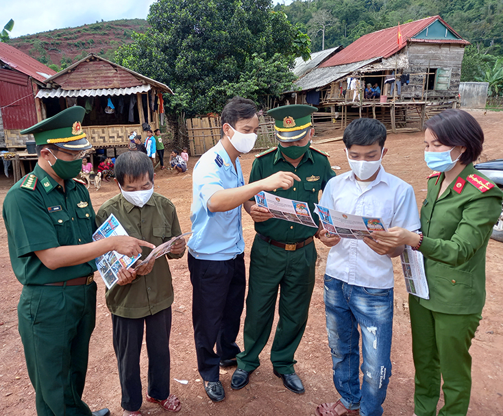 Lực lượng Công an, Hải quan, Biên phòng phát tờ rơi tuyên truyền pháp luật phòng, chống ma túy cho đồng bào dân tộc thiểu số xã Thượng Trạch (huyện Bố Trạch).