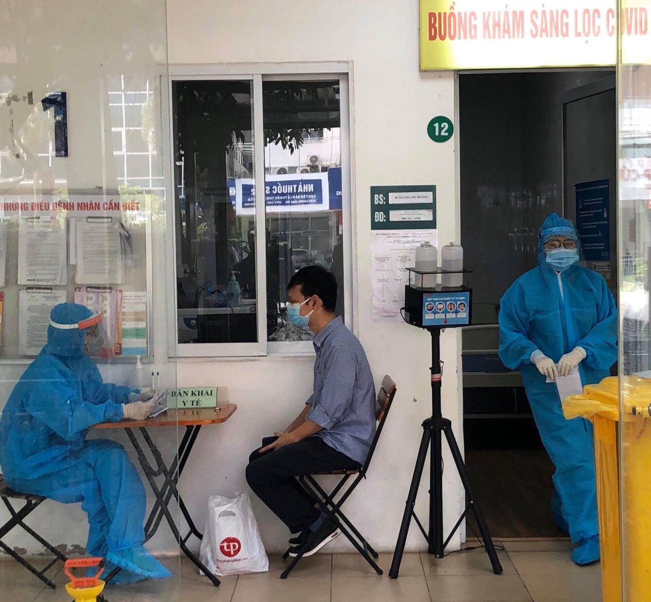  Người dân khai báo y tế khi đến bệnh viện. Ảnh: BV
