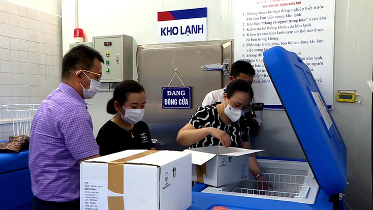Trung tâm Kiểm soát bệnh tật tỉnh tiếp nhận lô vắc xin phòng Covid-19 vào ngày 2-6-2021.