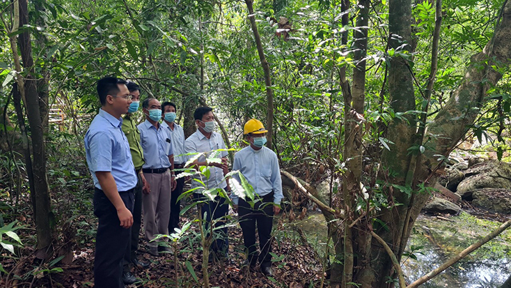 Linh mục Võ Minh Danh, Nhà thờ giáo họ Bàu Sen (người đứng đầu tiên từ bên trái qua).
