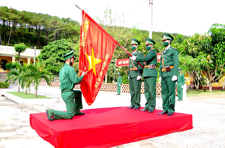 Chiến sĩ mới tuyên thệ trước Quân kỳ.