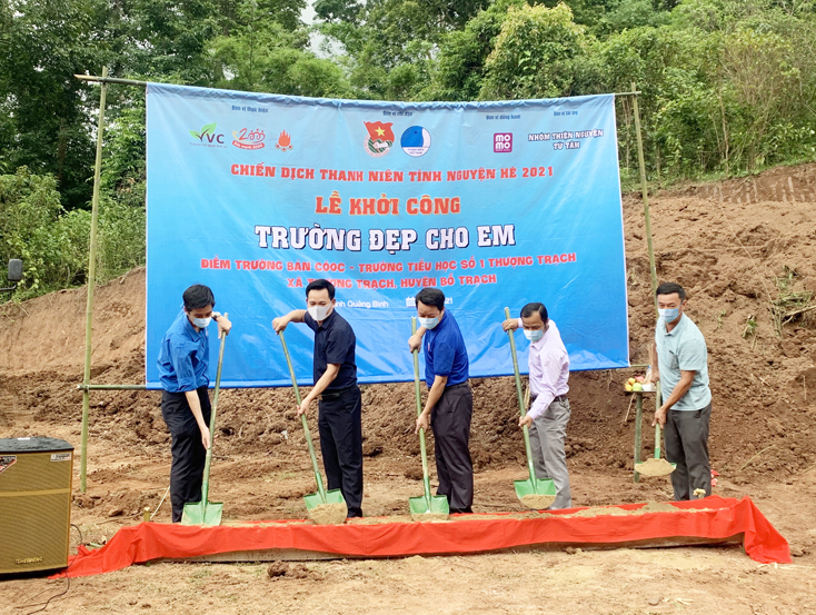 Đại diện các đơn vị, địa phương khởi công xây dựng “Trường đẹp cho em” tại Điểm Trường tiểu học bản Coóc.