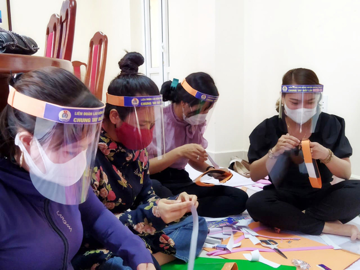 LĐLĐ huyện Quảng Trạch kêu gọi các đoàn viên làm mũ kính chống giọt bắn ủng hộ lực lượng tuyến đầu chống dịch.