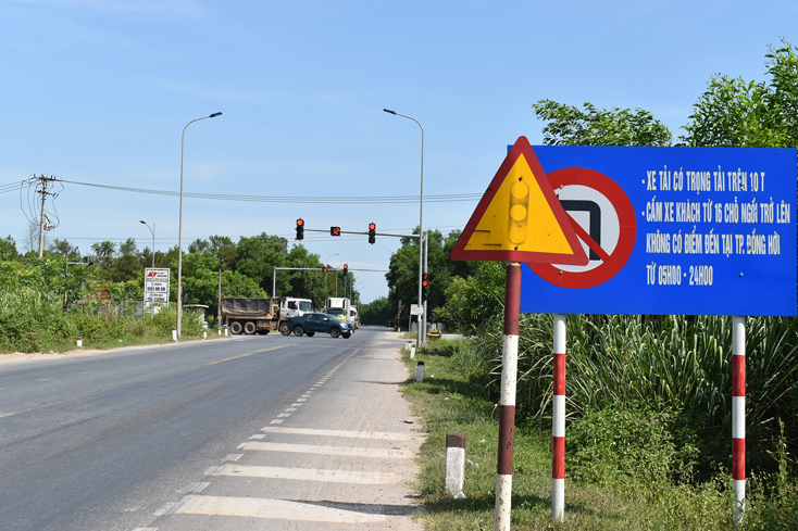 Biển báo cấm rẽ trái tại điểm giao cắt giữa Quốc lộ 9E và đường tránh TP. Đồng Hới.