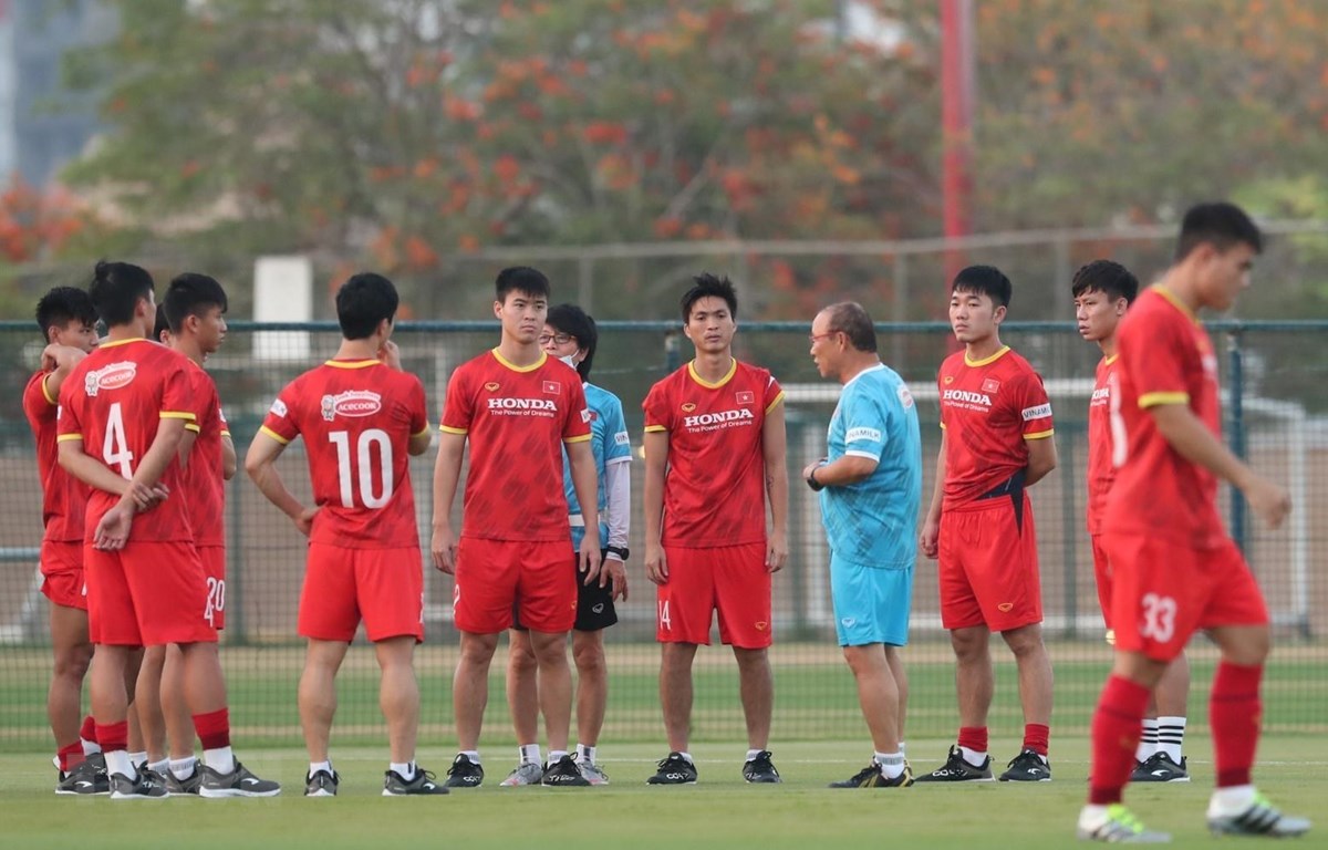 Huấn luyện viên Park Hang Seo và cầu thủ trong một buổi tập. (Ảnh: Hoàng Linh/TTXVN)