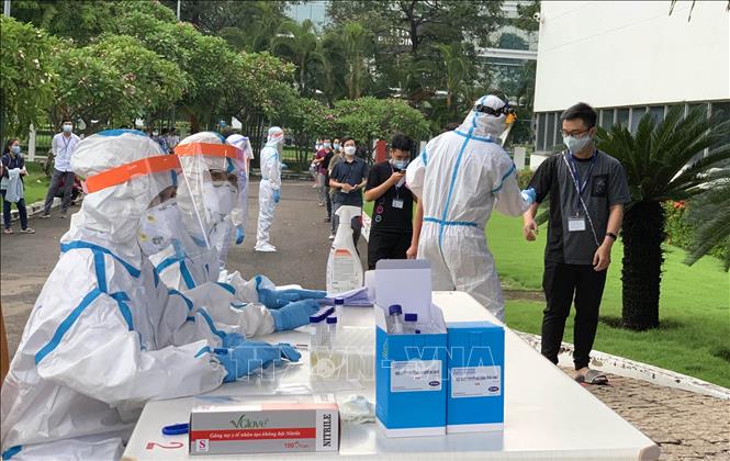  Lấy mẫu xét nghiệm để sàng lọc ca mắc COVID-19. Ảnh: TTXVN