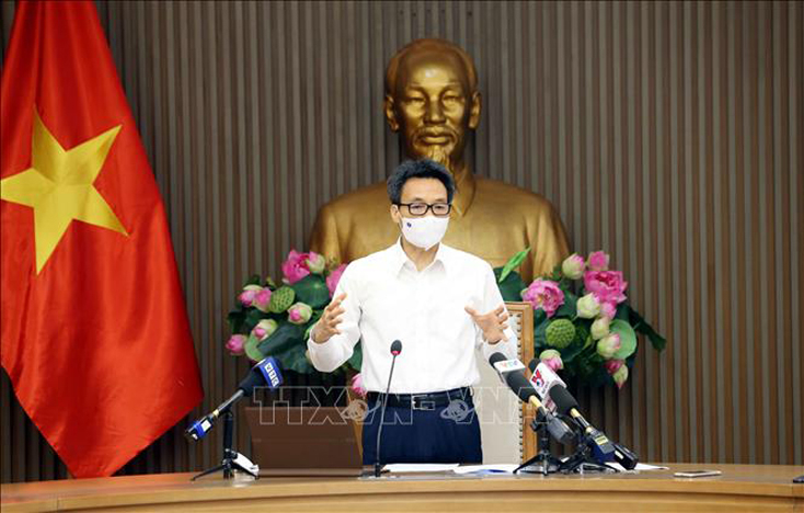 Phó Thủ tướng Vũ Đức Đam chỉ đạo công tác kiểm soát dịch COVID-19 tại các khu công nghiệp. Ảnh: Phạm Kiên/TTXVN