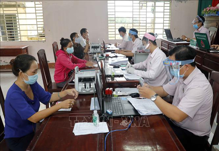 Một buổi giao dịch cho vay tại điểm giao dịch xã Thới Thạnh, huyện Thới Lai (Cần Thơ). Ảnh: Trần Việt/TTXVN