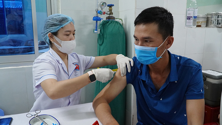 Một số hình ảnh trong ngày 12-6 tại điểm tiêm Bệnh viện đa khoa T.P Đồng Hới.