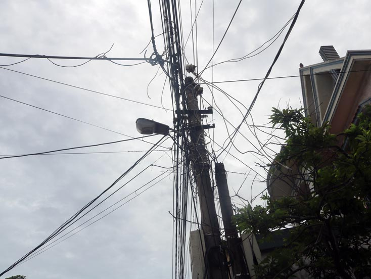 Nhiều sợi dây bị đứt, lòi cả phần kim loại ra ngoài, rất nguy hiểm.