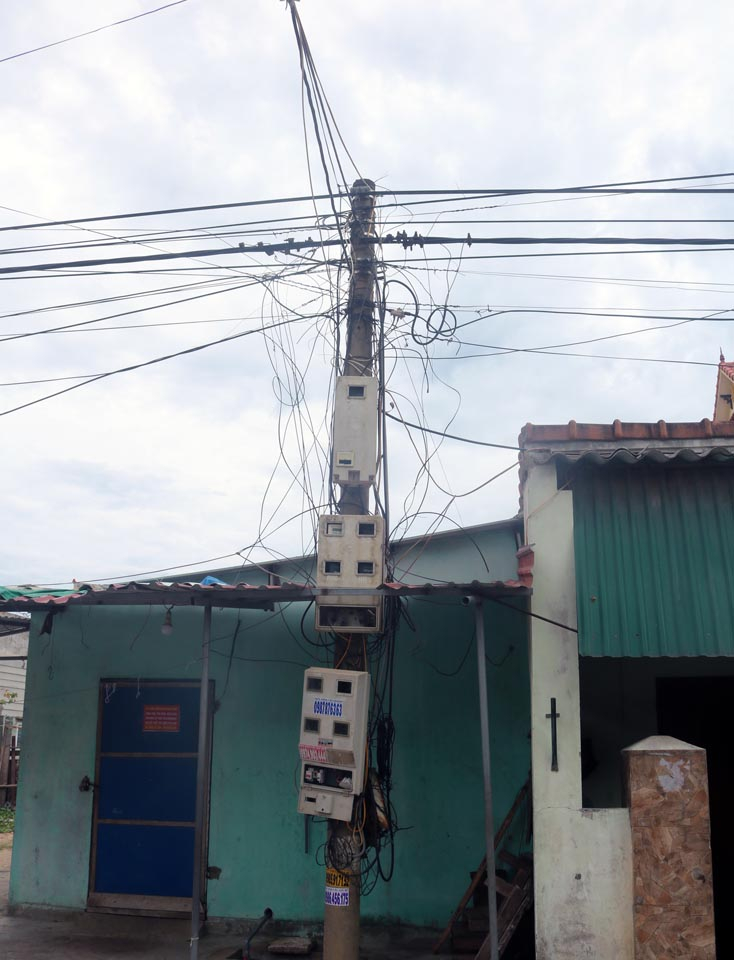 Hệ thống đường dây điện, cáp viễn thông giăng mắc chằng chịt như những  