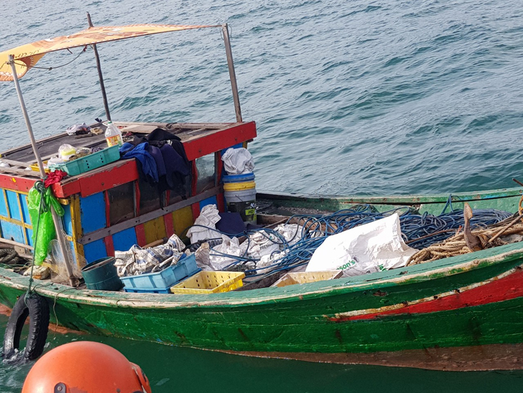 Chiếc thuyền chứa số kim loại kẽm xu được lực lượng tuần tra phát hiện, bắt giữ.