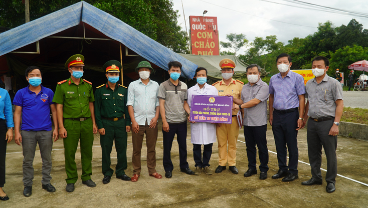 Đồng chí Bí thư Tỉnh ủy Vũ Đại Thắng tặng quà động viên cán bộ, chiến sĩ chốt kiểm soát Covid-19 tại xã Hương Hóa. 