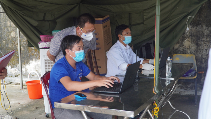 Tại các chốt kiểm soát Covid-19, lực lượng chức năng và chính quyền địa phương đang duy trì hoạt động 24/24 giờ với 4 ca trực.