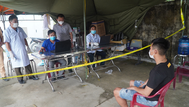 Tại các chốt kiểm soát Covid-19, lực lượng chức năng và chính quyền địa phương đang duy trì hoạt động 24/24 giờ với 4 ca trực.