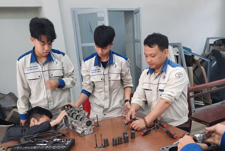 Trường Cao đẳng kỹ thuật công-nông nghiệp đào tạo ngành công nghệ ô tô cho học sinh.