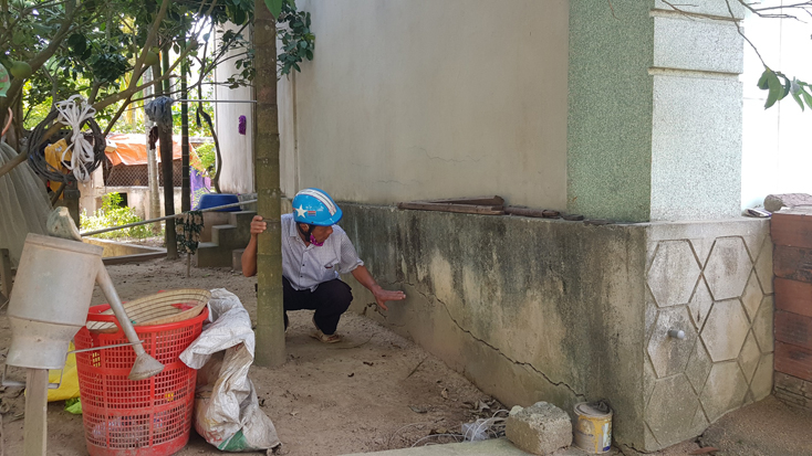 Việc nổ mìn gây nứt nẻ nhà cửa của người dân địa phương