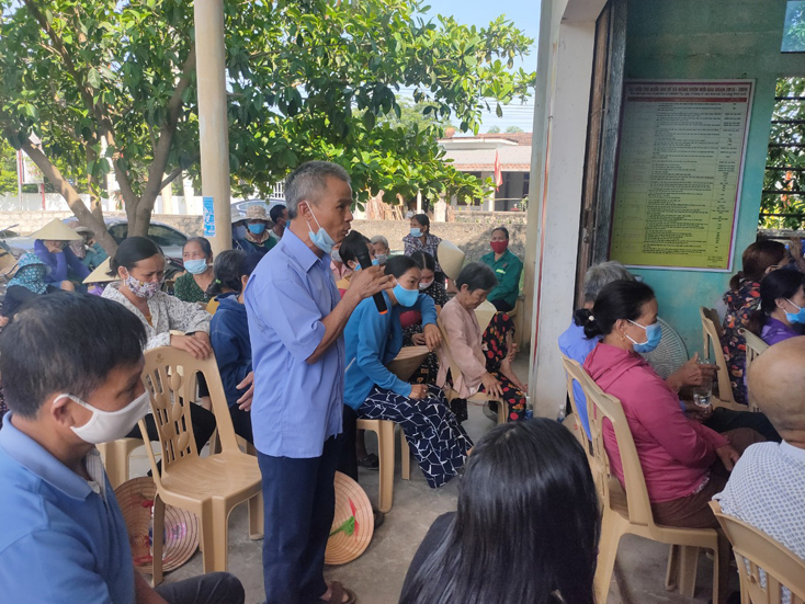 Người dân địa phương bày tỏ bức xúc việc nhà máy xả thải tại cuộc đối thoại.