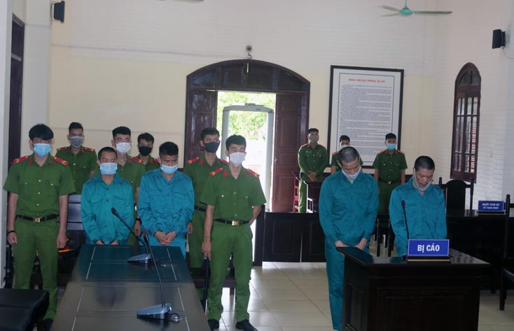 Các bị cáo lắng nghe HĐXX tuyên án