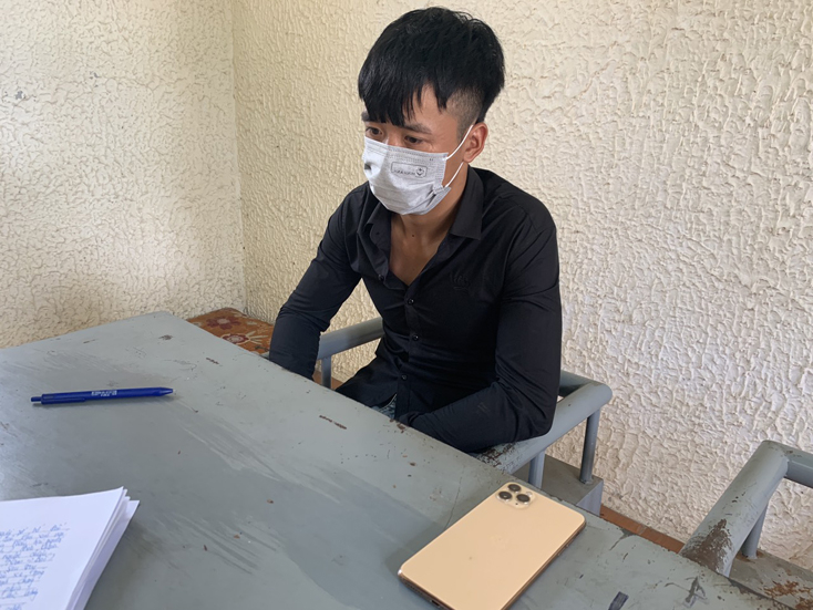 Đối tượng Hoàng Văn Quyết cùng tang vật vụ cướp giật tài sản.
