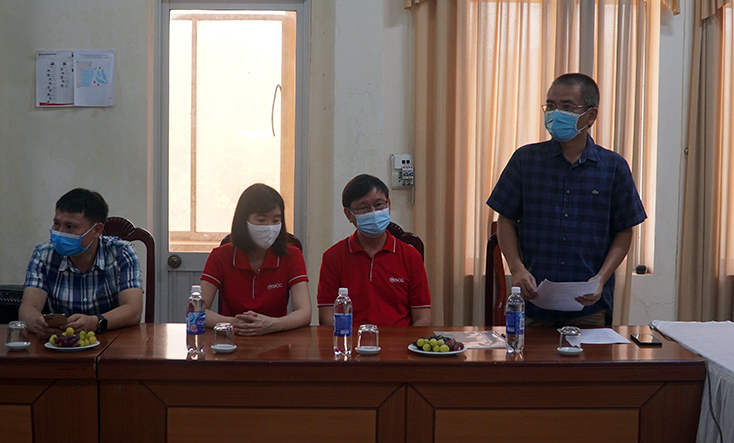 Đại diện lãnh đạo Công ty CP xi măng Sông Gianh báo cáo tình hình hoạt động của đơn vị.