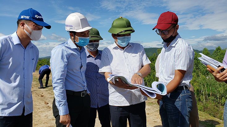 Đồng chí Phó Chủ tịch Thường trực UBND tỉnh Đoàn Ngọc Lâm kiểm tra tiến độ thi công hồ chứa nước Cây Bốm (xã Quảng Hợp, huyện Quảng Trạch).