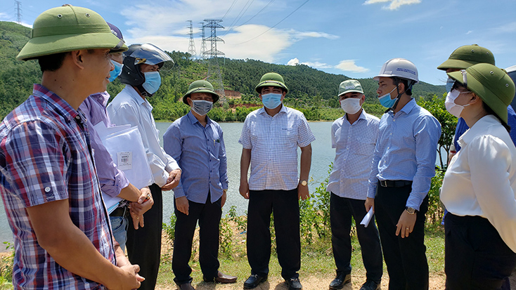 Đồng chí Phó Chủ tịch Thường trực UBND tỉnh Đoàn Ngọc Lâm kiểm tra tiến độ thi công hồ chứa nước Đồng Vạt, xã Quảng Phương (Quảng Trạch).