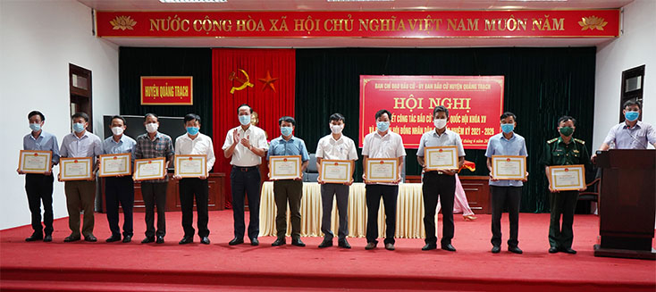 Các tập thể được biểu dương vì đã có nhiều đóng góp vào thành công cuộc bầu cử