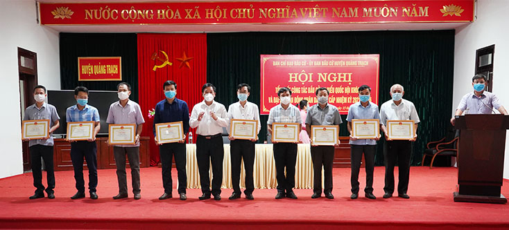 Các tập thể được biểu dương vì đã có nhiều đóng góp vào thành công cuộc bầu cử