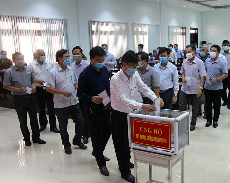 Các đại biểu ủng hô quỹ phòng chống Covid-19