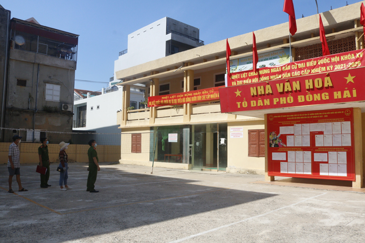 Tổ dân phố Đồng Hải, phường Đồng Hải (TP. Đồng Hới) tuyên truyền PBGDPL về bầu cử.