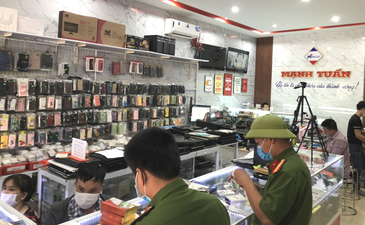 Công an TP. Đồng Hới kiểm tra, xử lý cơ sở Mạnh Tuấn kinh doanh hàng hóa điện tử không có hóa đơn, chứng từ.