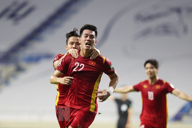 Tiến Linh đánh đầu tung lưới đội tuyển Malaysia ở phút 27, mở tỷ số 1-0 cho Việt Nam. (Ảnh: Hoàng Linh/TTXVN)