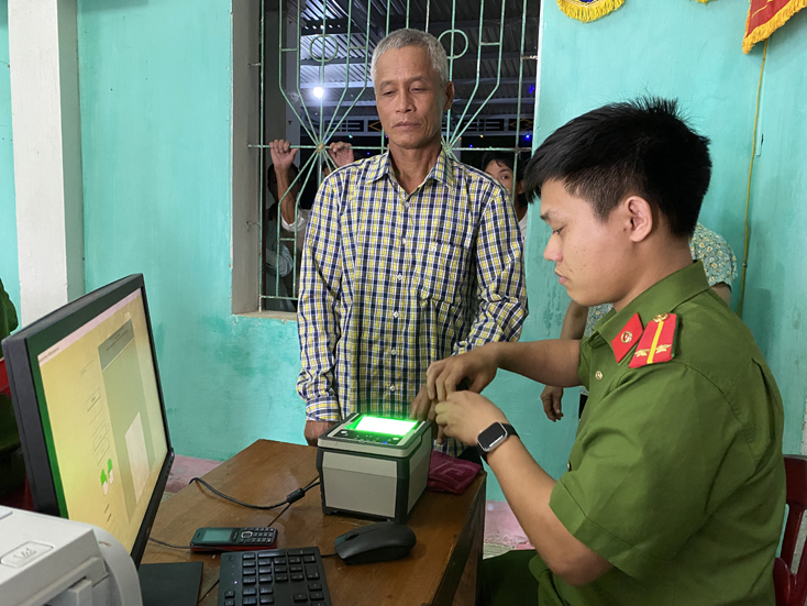 Công an huyện Lệ Thủy thực hiện cấp CCCD gắn chíp điện tử cho nhân dân xã Trường Thủy vào tối 31-3-2021.