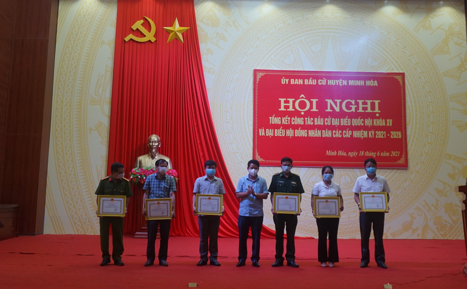 Đồng chí Nguyễn Bắc Việt, Chủ tịch UBND huyện Minh  Hóa tặng giấy khen cho các tập thể, cá nhân.