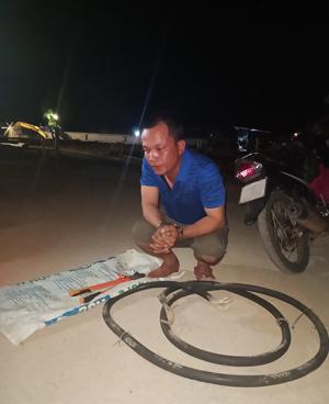 Đối tượng Phan Quốc Nam cùng tang vật vụ trộm tài sản.