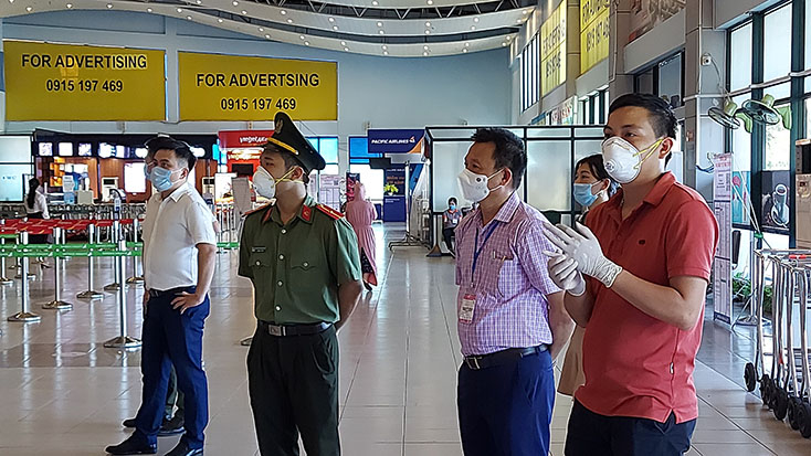 Các lực lượng chức năng tăng phối hợp triển khai tốt hoạt động kiểm soát y tế tại Cảng hàng không Đồng Hới