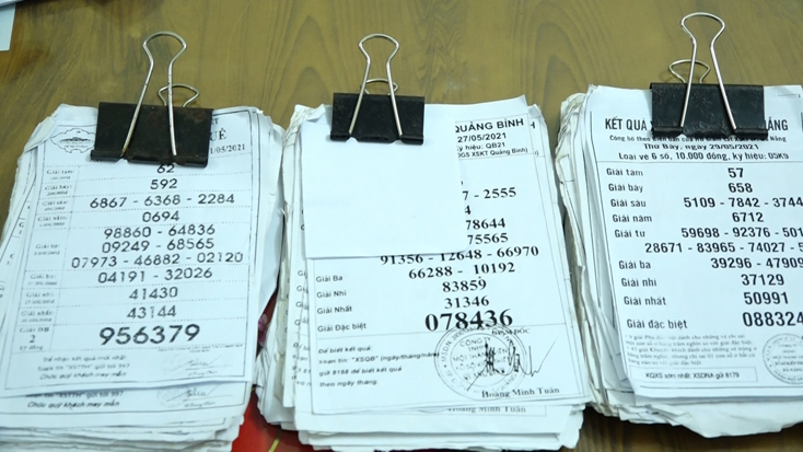 Các đối tượng dựa vào kết quả xổ số kiến thiết miền Trung và miền Bắc để thực hiện hành vi đánh bạc bằng hình thức số lô, số đề.