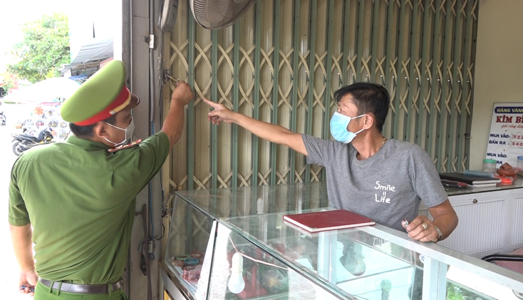 Lực lượng Công an khám nghiệm hiện trường vụ án.