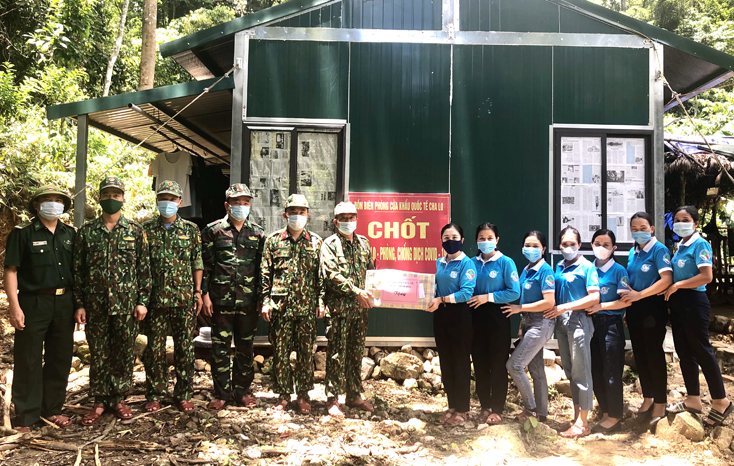 Hội LHPN huyện Minh Hóa thăm hỏi, trao quà tại chốt số 2 Đồn Biên phòng cửa khẩu quốc tế Cha Lo 