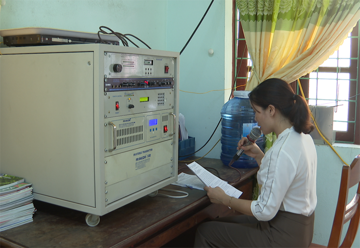 Cán bộ phụ trách đài truyền thanh xã Quảng Phương đang tuyên truyền phòng, chống dịch Covid-19.