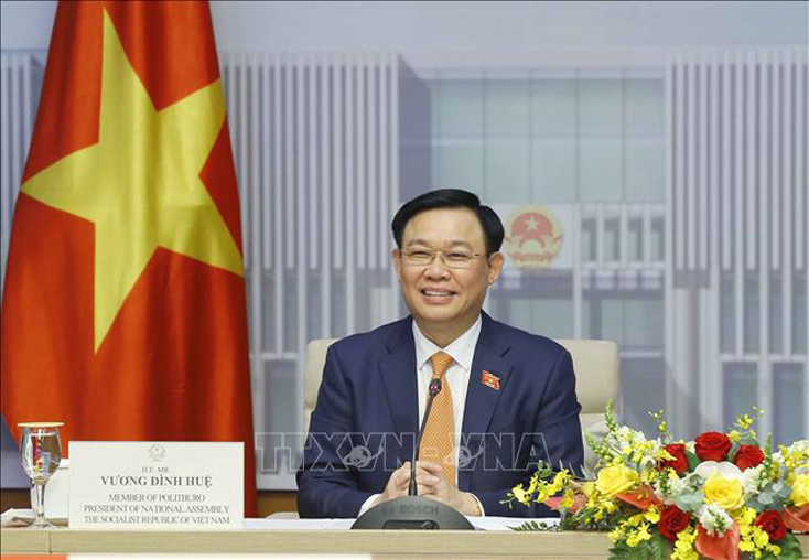 Chiều 21-6, tại Nhà Quốc hội, Chủ tịch Quốc hội Vương Đình Huệ hội đàm trực tuyến với Chủ tịch Hạ viện Nhật Bản Oshima Tadamori. Ảnh: Doãn Tấn/TTXVN
