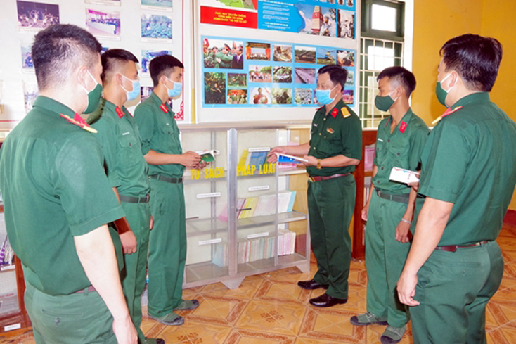 Giới thiệu tủ sách pháp luật với cán bộ, chiến sĩ Trung đoàn 335, Sư đoàn 324 (Quân khu 4). Ảnh: HỮU TÂN 