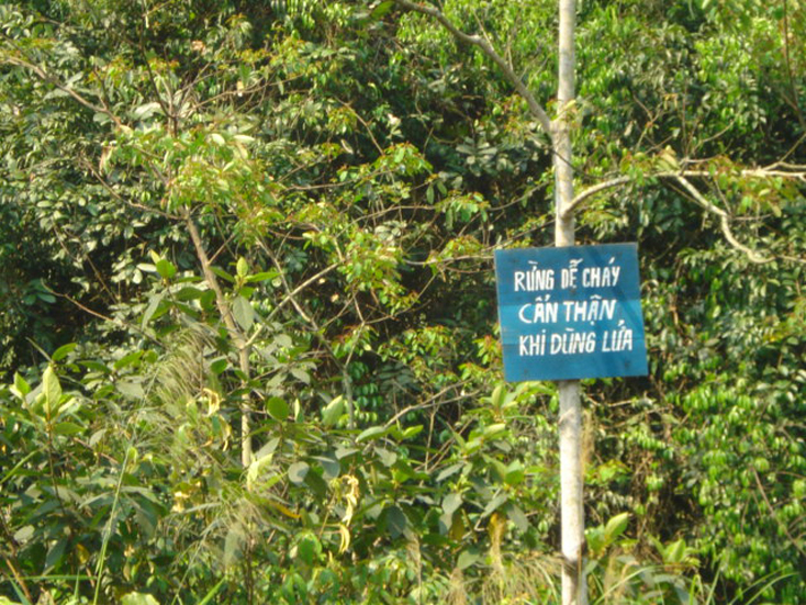Các biển báo có nội dung tuyên truyền phòng cháy, chữa cháy rừng góp phần nâng cao ý thức của người dân trong công tác quản lý, bảo vệ và phát triển rừng.